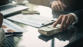 VIDEO Salariile ar putea scădea din iulie! Peste un milion și jumătate de angajați sunt vizați